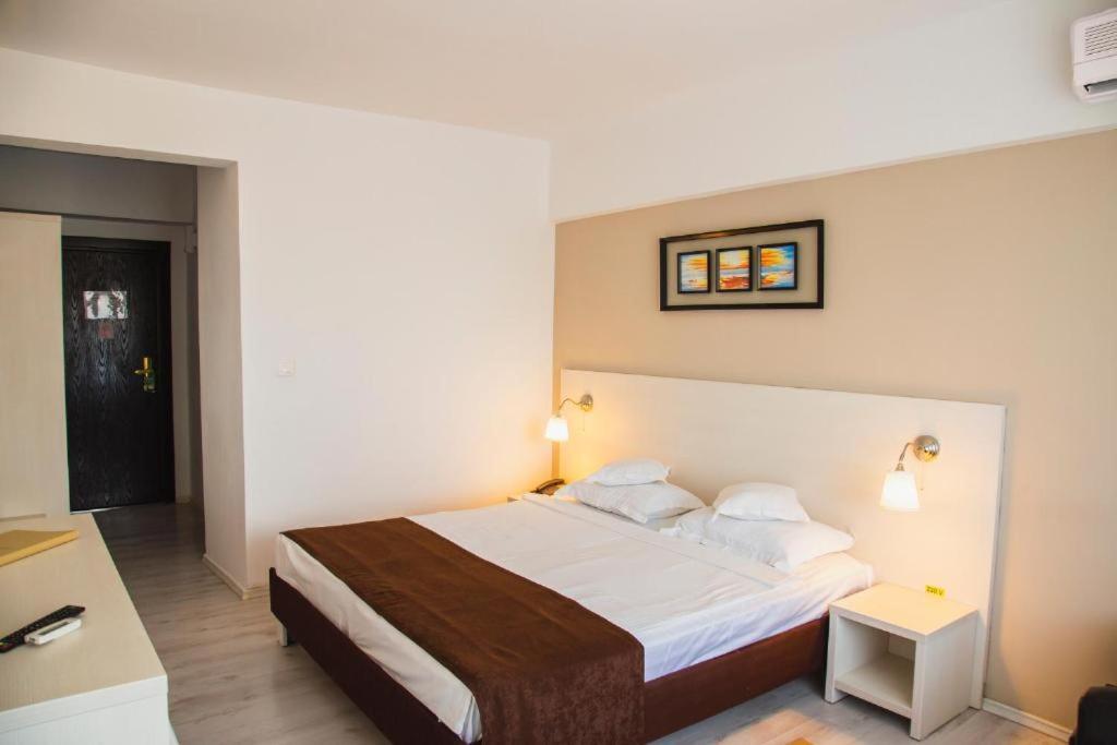 Hotel Ambasador Мамая Екстериор снимка